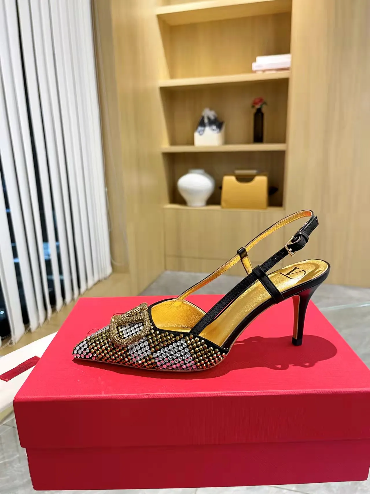 👟👟Ex-factory price 440👟👟 Genuine leather sole + 40 Kloesch diamond buckle Valentino.Valentino big v buckle single shoes ㊙️Latest series of counter genuine version with perfect details. Authentic products are made one to one. All details are consistent with genuine ones. The upper foot is very pedicure type. The key point is that it is very good and easy to control. It does not wear the feet and does not tire the feet. It is a walking artifact. The last shape is completely compared to the counter. The details are perfect. It is impossible to make such an exquisite product without the original version. Exclusive molded brass color. The highest version on the market. Fabric: imported sheepskin, lining and foot pads are all sheepskin. Color: 13 colors available. Sizes (34 to 42). Customized size 34 and 42. Non-returnable and non-exchangeable. Heel height: 7CM. Rubber sole. Genuine leather sole +40